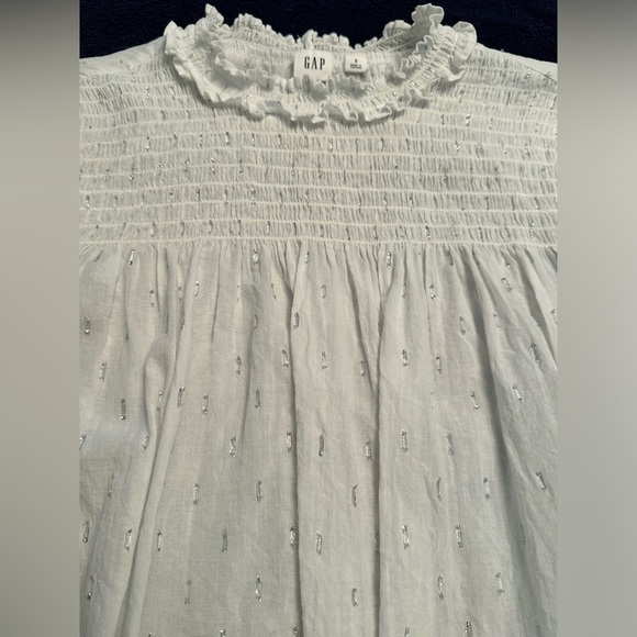 Gap White Sheer Lightweight Top w/Silver Design & Rouching Sz Small Fairycore - Picture 8 of 8